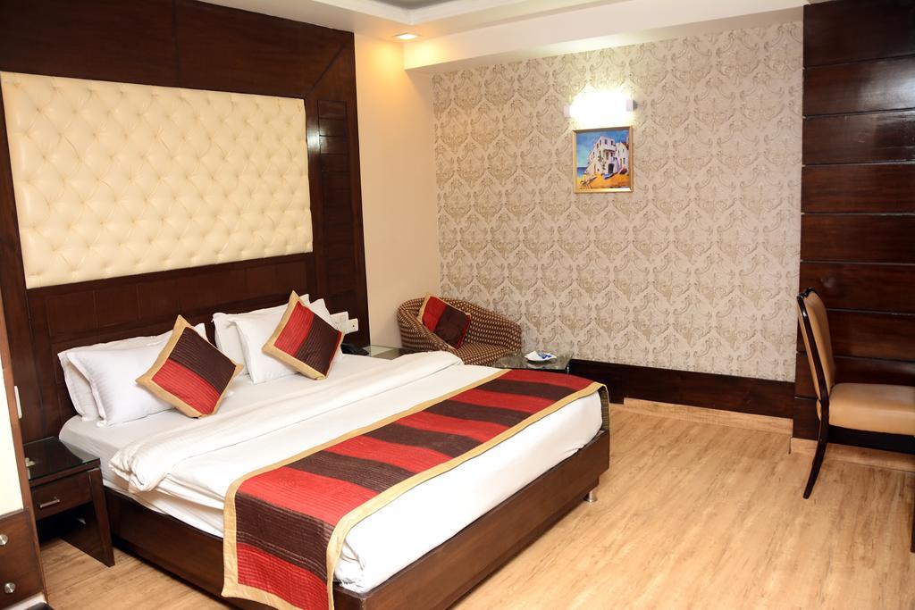 Hotel Palmdale Zirakpur Quarto foto