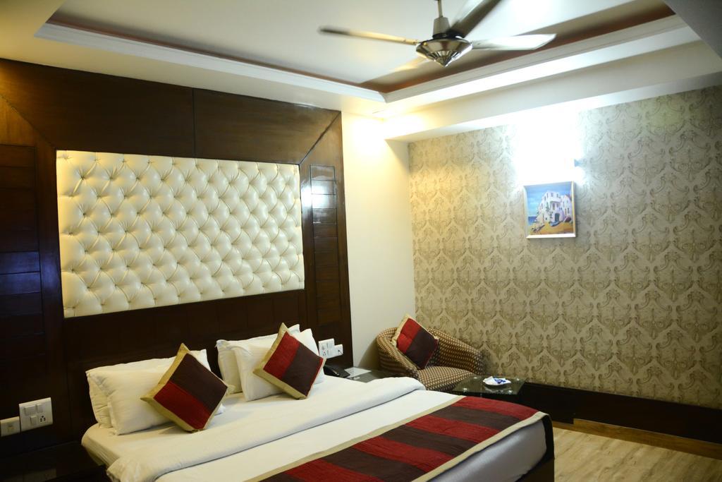 Hotel Palmdale Zirakpur Quarto foto